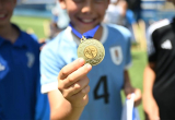 Uno de los ganadores mostrando su medalla