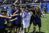 El Club Esportiu Europa regaló la camiseta de la equipación oficial del primer equipo a los ganadores de la Jornada